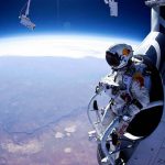 felix-baumgartner-standing-in-his-capsule-about-to-dive-640x480